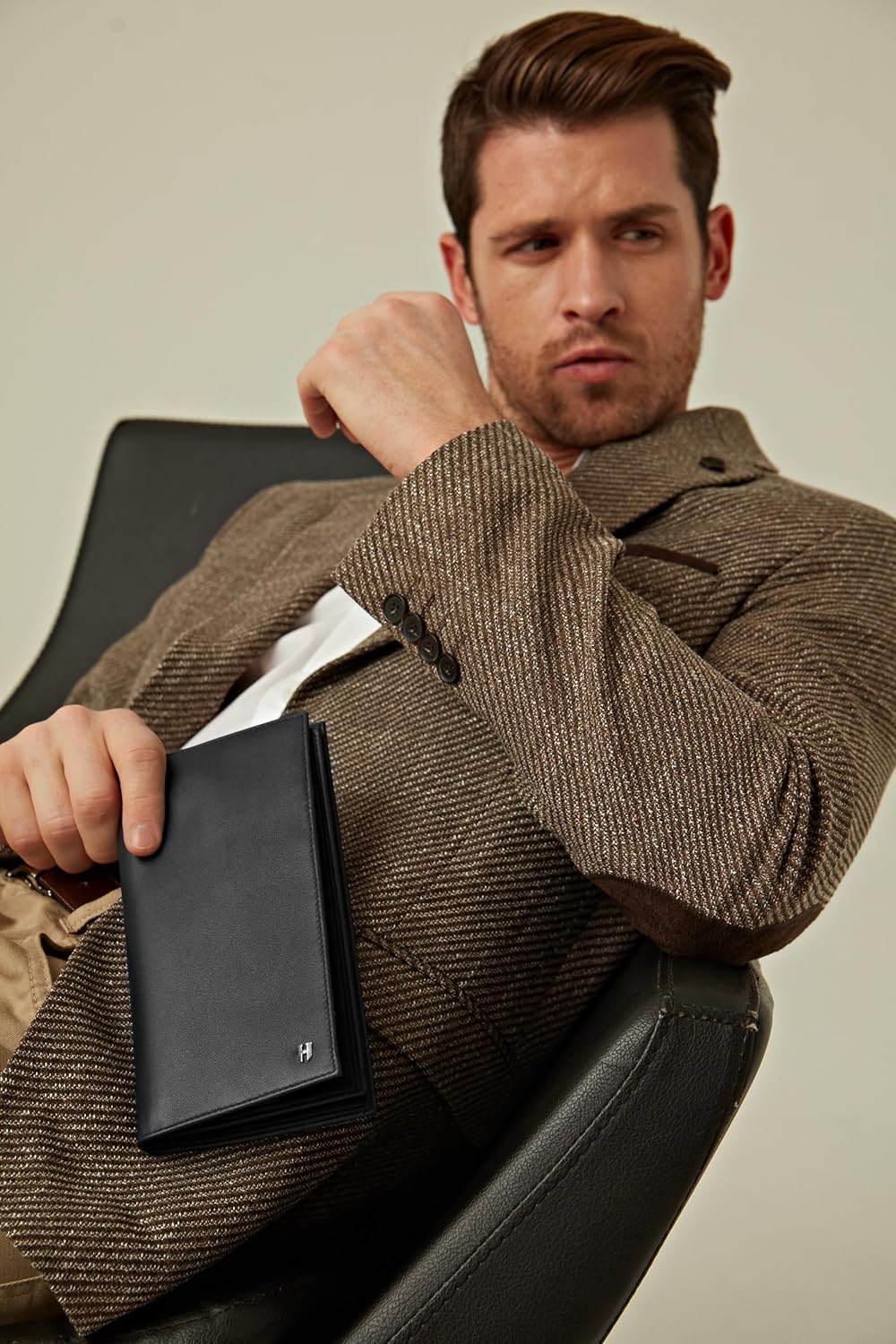 Passport Holder Travel Wallet for Men & Women, RFID Handcrafted Full Grain Leather Cover, 12 Card Slots & 4 Compartments, Gift Box & Pouch, Black