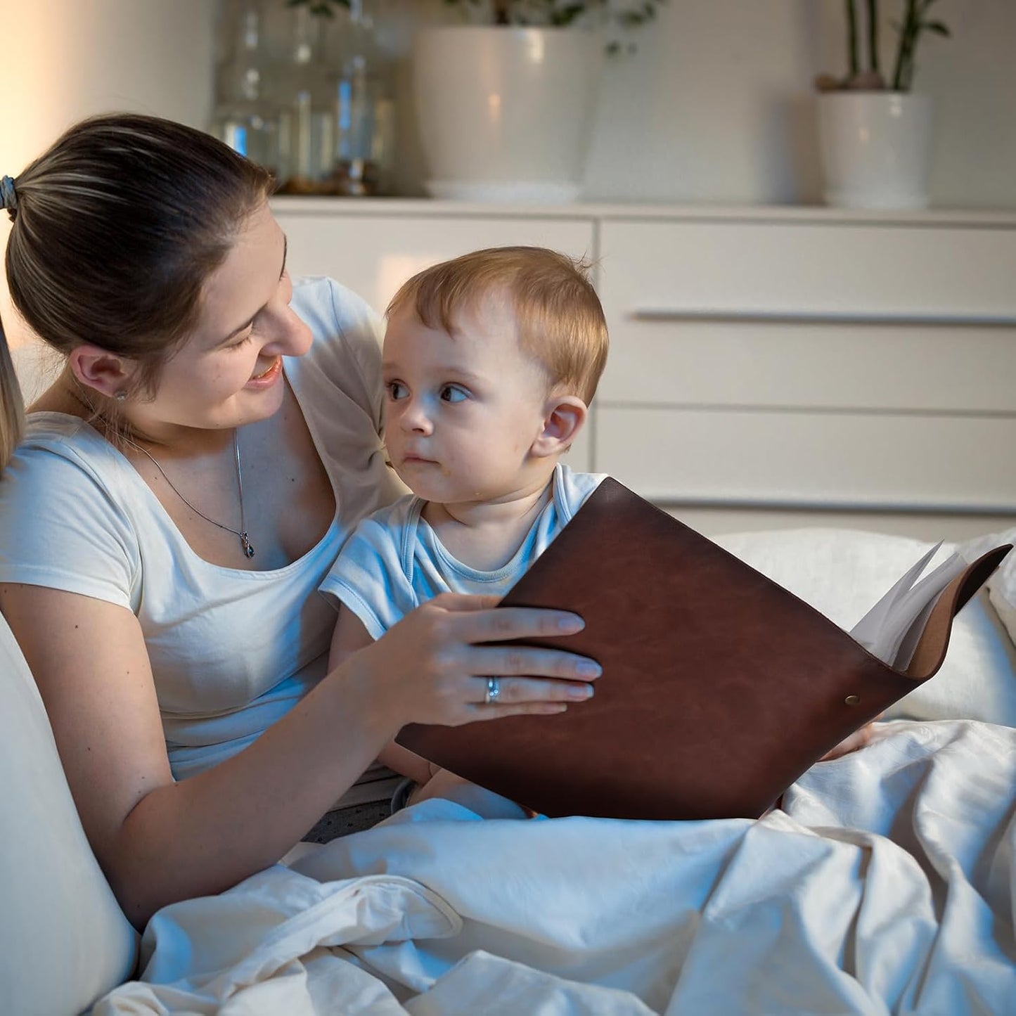 Photo Album 4x6 200 Photos, Genuine Leather Photo Albums with Writing Space with 30 Writing Paper, Travel Family Wedding Kids Graduation Ultrasound Baby Picture Album Scrapbook Photo Album（Hello Baby）