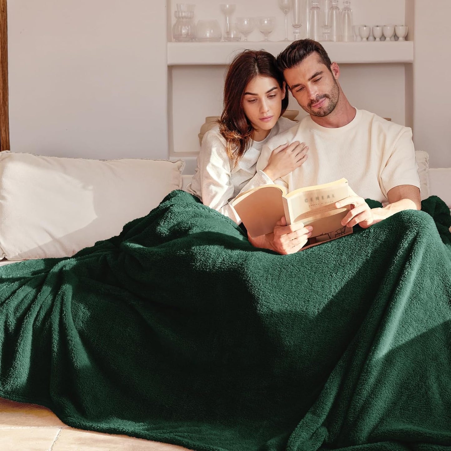 Exclusivo Mezcla King Size Flannel Fleece Blanket, Super Soft Velvet Plush Bed Blanket, Fuzzy Cozy and Warm for All Seasons, 90x104 Inches, Forest Green