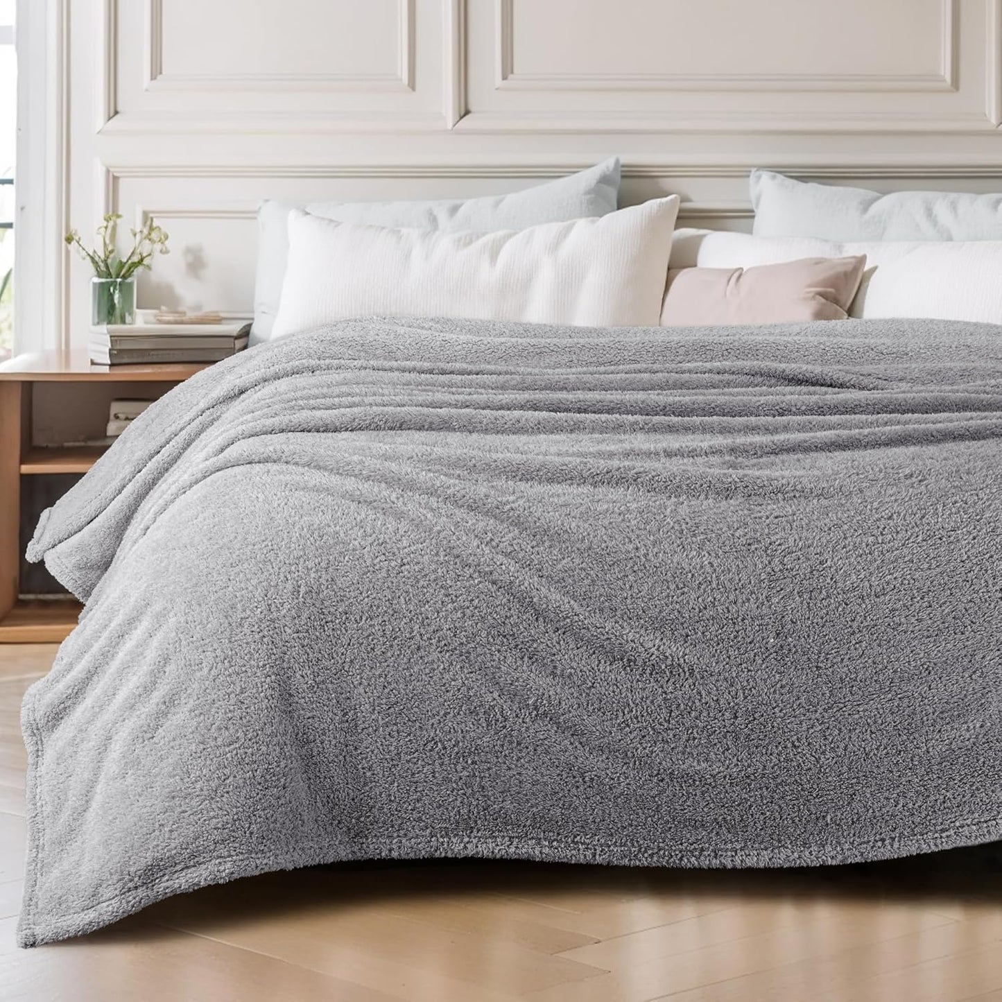 Exclusivo Mezcla Fleece Blanket for Couch, Soft and Cozy King Blankets for Women Men Girls Kids, Suitable for All Seasons, Light Grey, 90x104 Inches